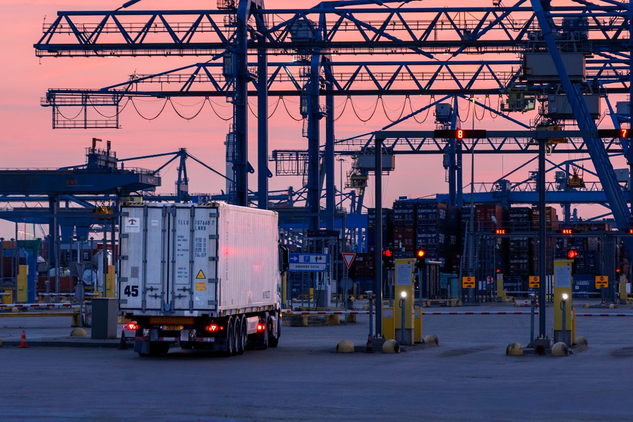 M&M Enterprises Drayage Port Truck